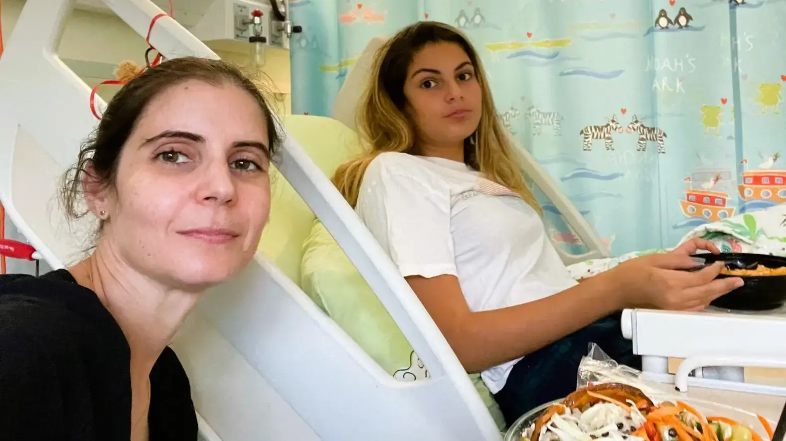 קרין אהרון לצד בתה דניאל בבית החולים