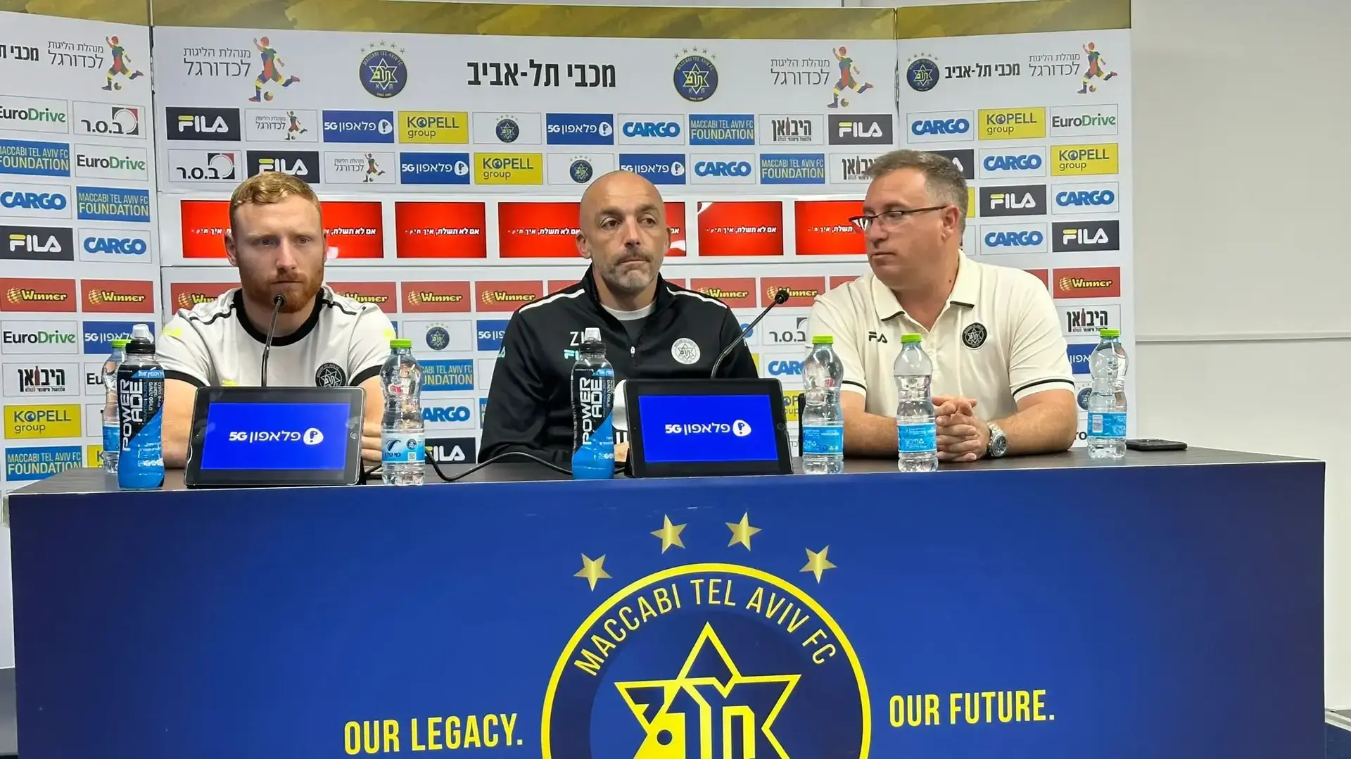 מאמן מכבי תל אביב ז'ארקו לאזטיץ' לצד עידו שחר