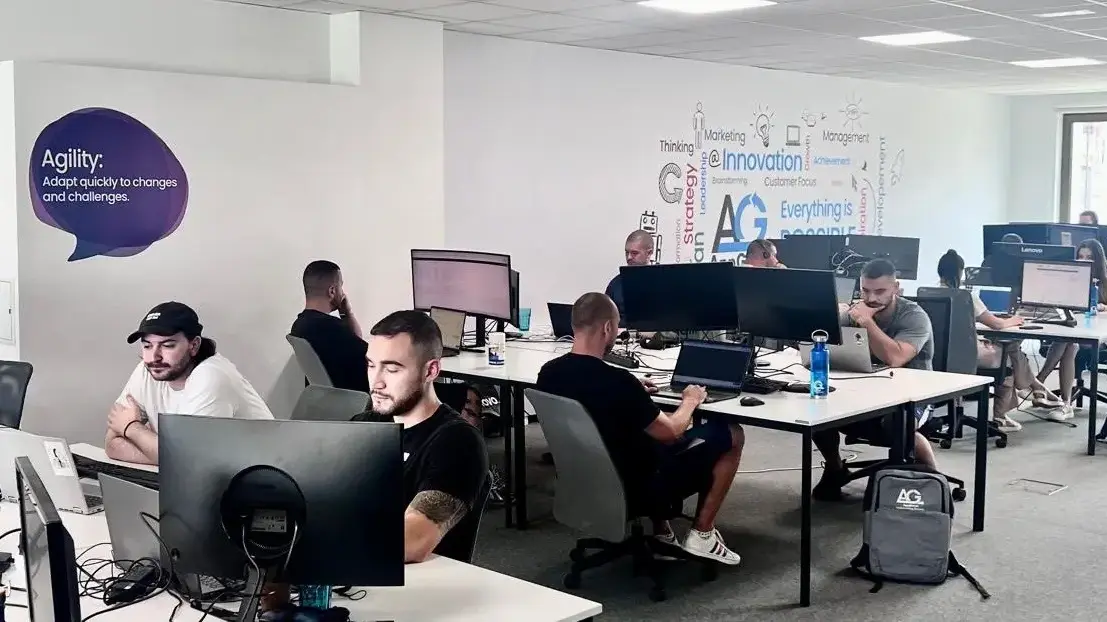 צוותי עבודה במיקור חוץ במשרדי AppGreat ברומניה.