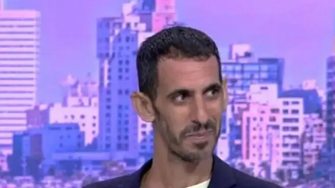 הגיע עד לאולפני הטלוויזיה: שלומי רווה, השדכן הרשמי של תל אביב. הגיע עד לאולפני הטלוויזיה: שלומי רווה, השדכן הרשמי של תל אביב.