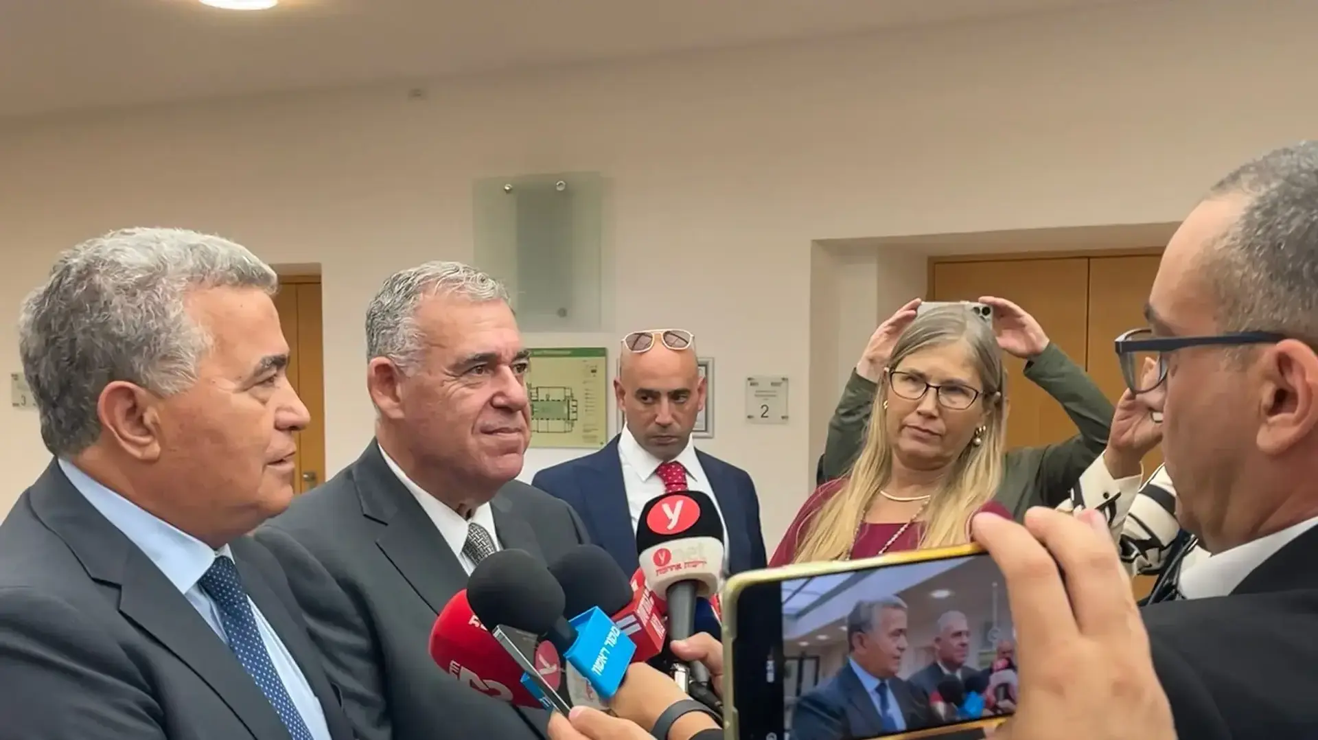 שי גל מוביל מסיבת עיתונאים במשרד ההגנה הגרמני, ביום מכירת מערכת החץ 3 לגרמניה בעסקה הביטחונית הגדולה בתולדות מדינת ישראל, יחד עם יו״ר הדירקטוריון ושר הביטחון לשעבר עמיר פרץ ומנכ״ל החברה בועז לוי.