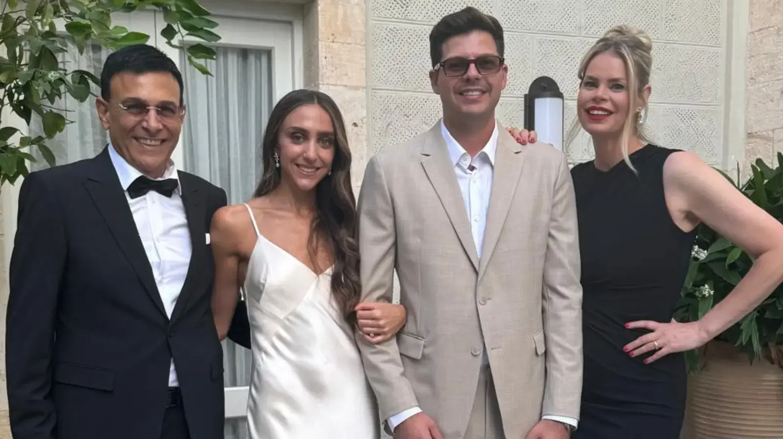מותאם לבוקסה - רוני מאנה וניקול הלפרין בחתונת בנם