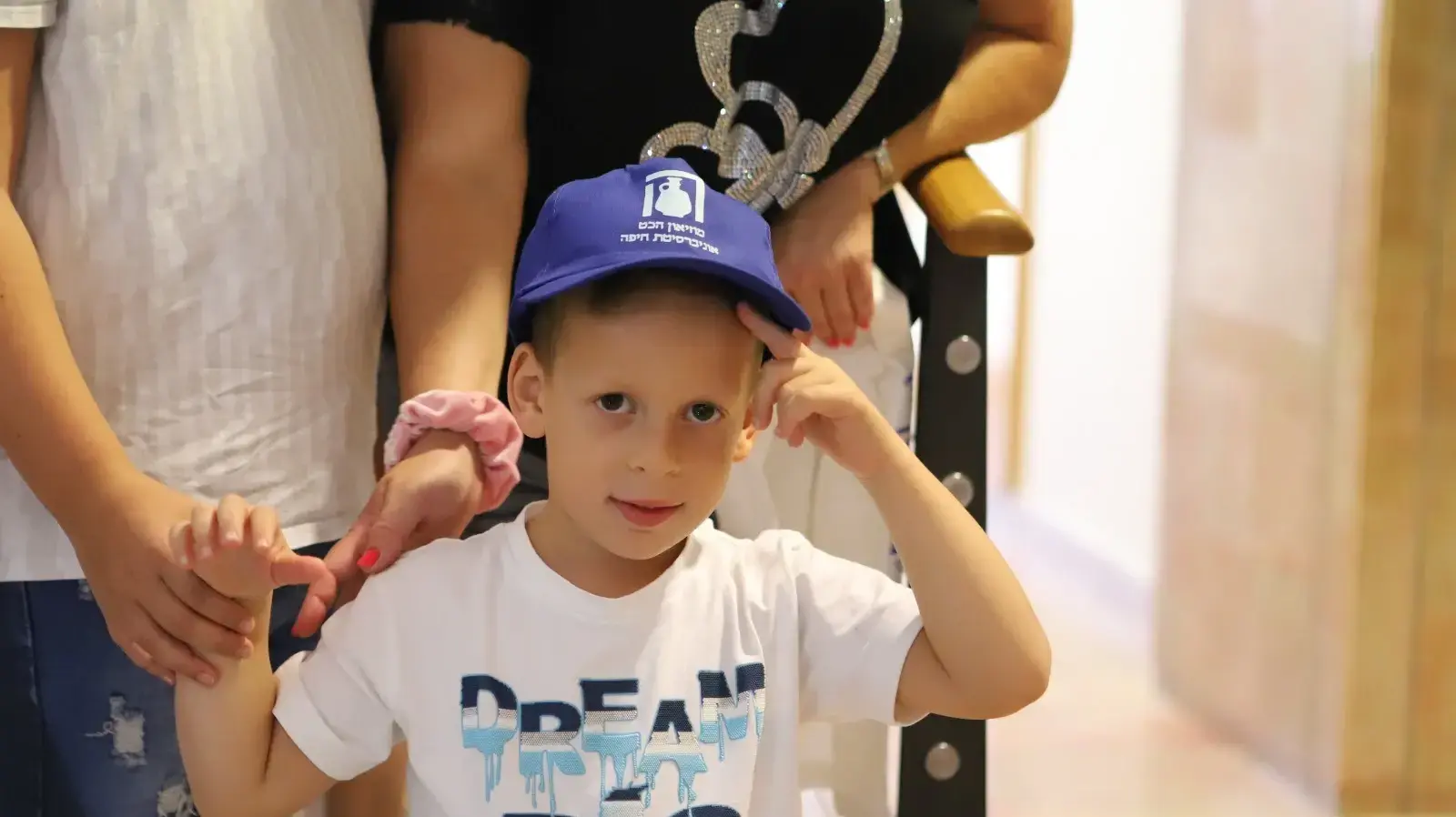 הילד אריאל ומשפחתו חזרו למוזיאון הכט לאחר שבירת הקנקן העתיק