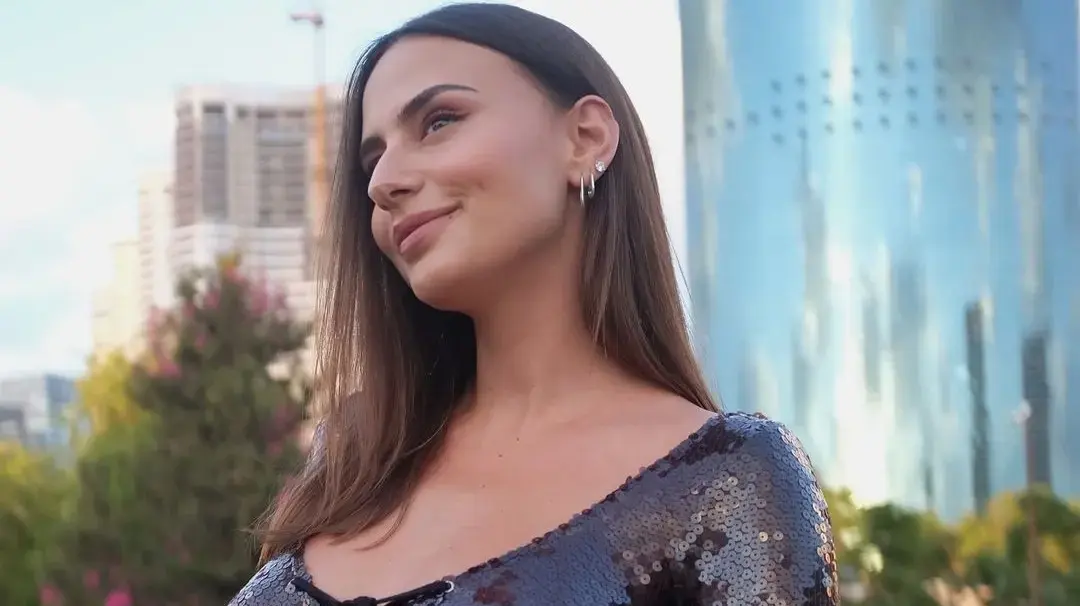 ליבר בלילתי בהריון בשמלת פאייטים של 16 ארלינגטון ליבר בלילתי בהריון בשמלת פאייטים של 16 ארלינגטון
