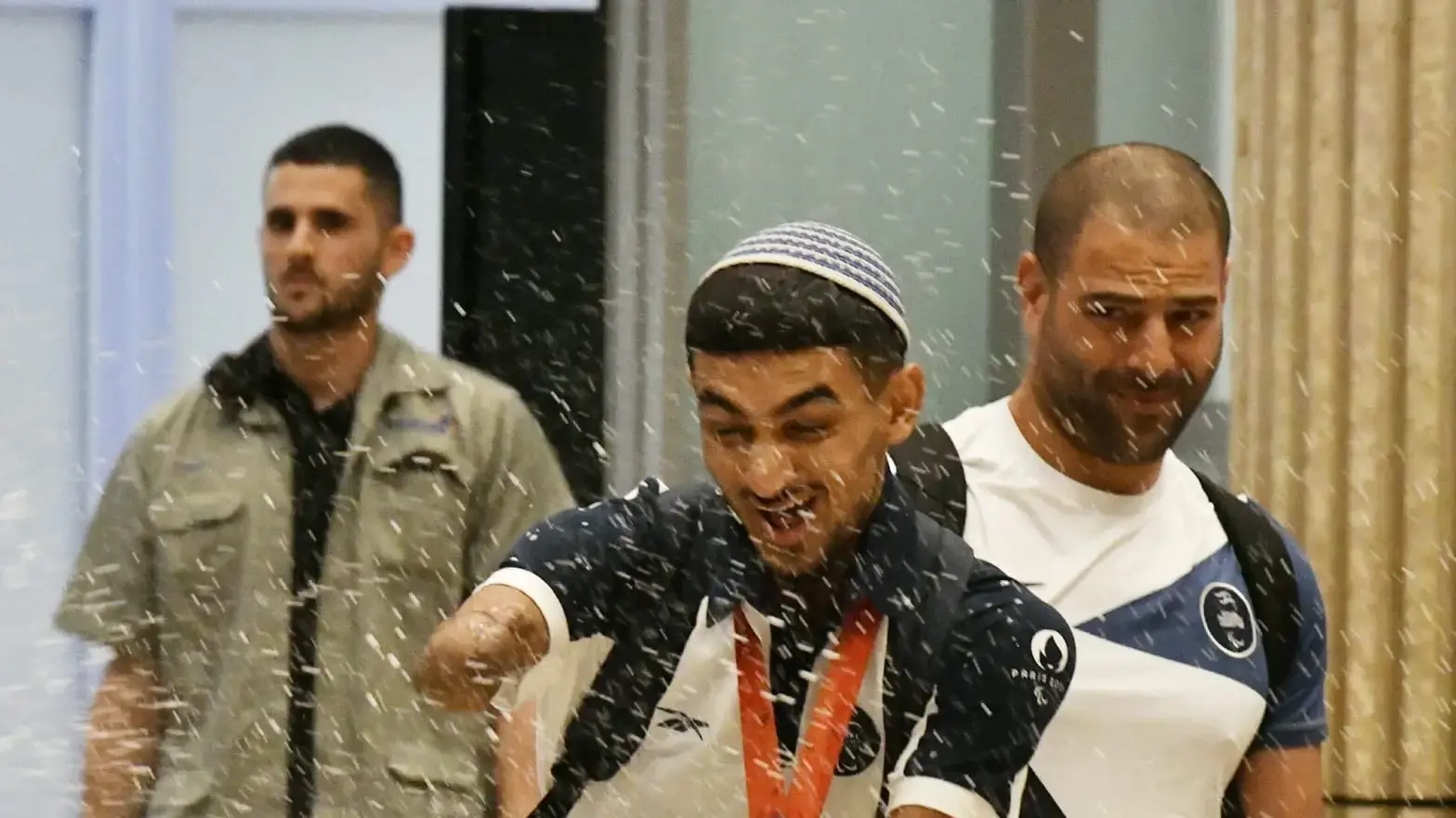 האלוף הפראלימפי אסף יסעור לאחר נחיתתו האלוף הפראלימפי אסף יסעור לאחר נחיתתו