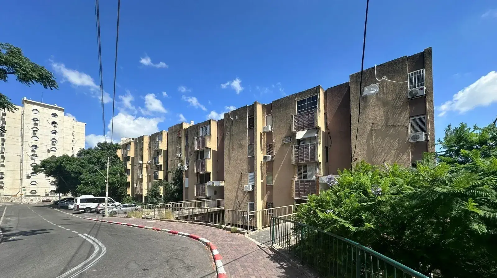 רחוב עמוס 21-31, בעיר נשר
