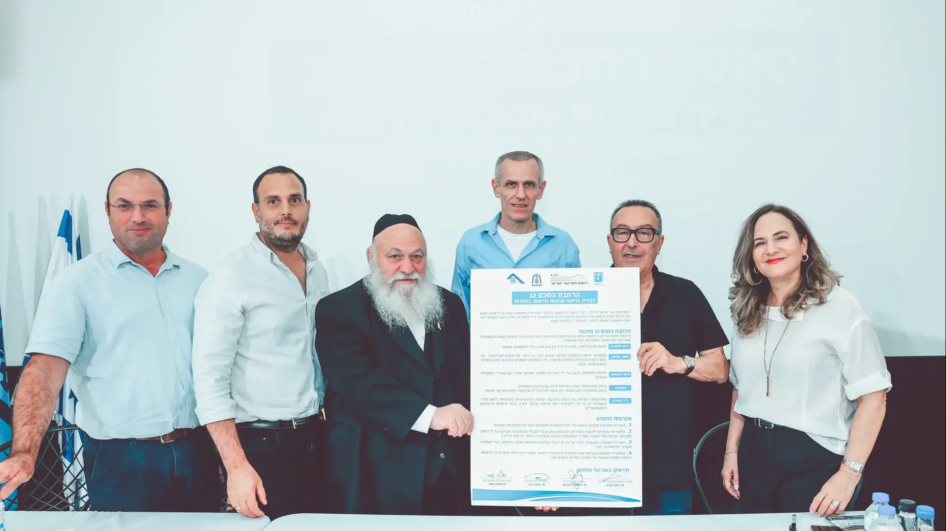 ראש העיר זוהר והשר גולדקנופף במעמד החתימה, אתמול