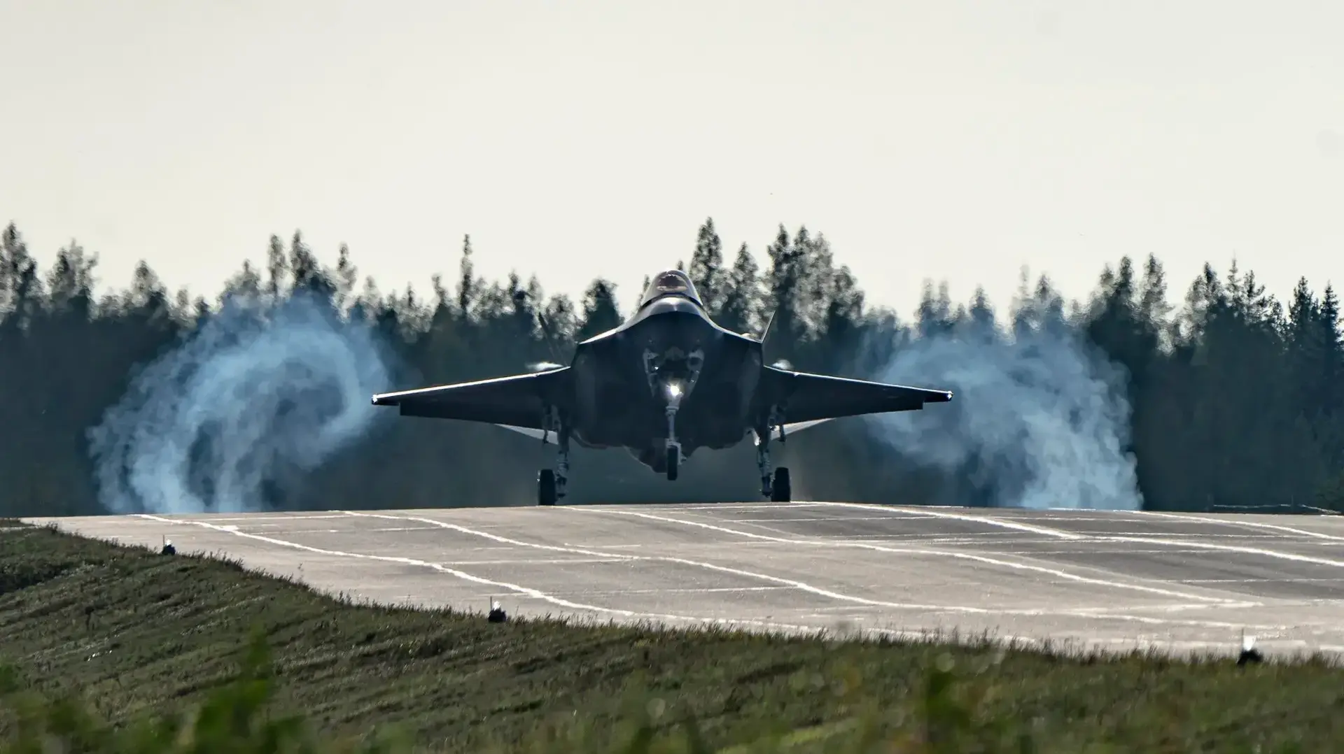 F-35 אמריקאי נוחת על כביש