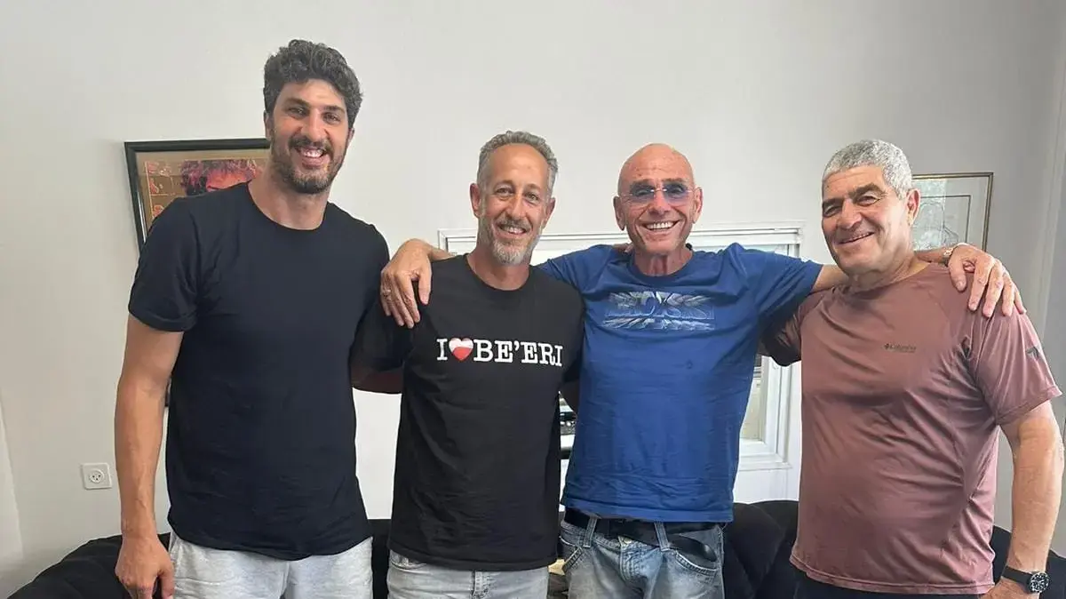 בתמונה מימין לשמאל אלוף (בדימוס) טל רוסו - יו"ר המועדון, דורון הלפרן - בעלים חברת הל-דור ונותן החסות החדש, עמוס אריאל - מנכ"ל המועדון, ליאור אליהו - חבר הנהלה במועדון