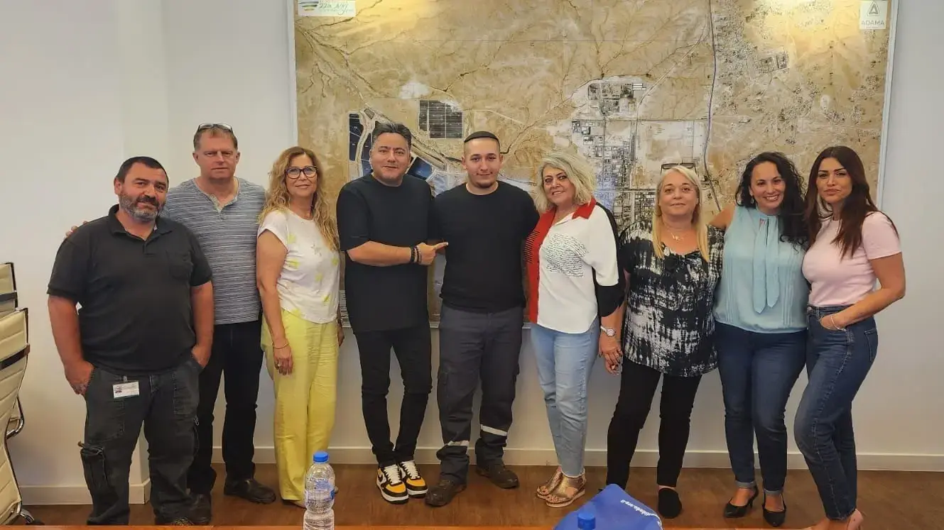 בוגר תיכון עתיד באר שבע דניאל בן זקן בטקס לרגל קבלתו כעובד מן המניין במפעל אדמה-מכתשים