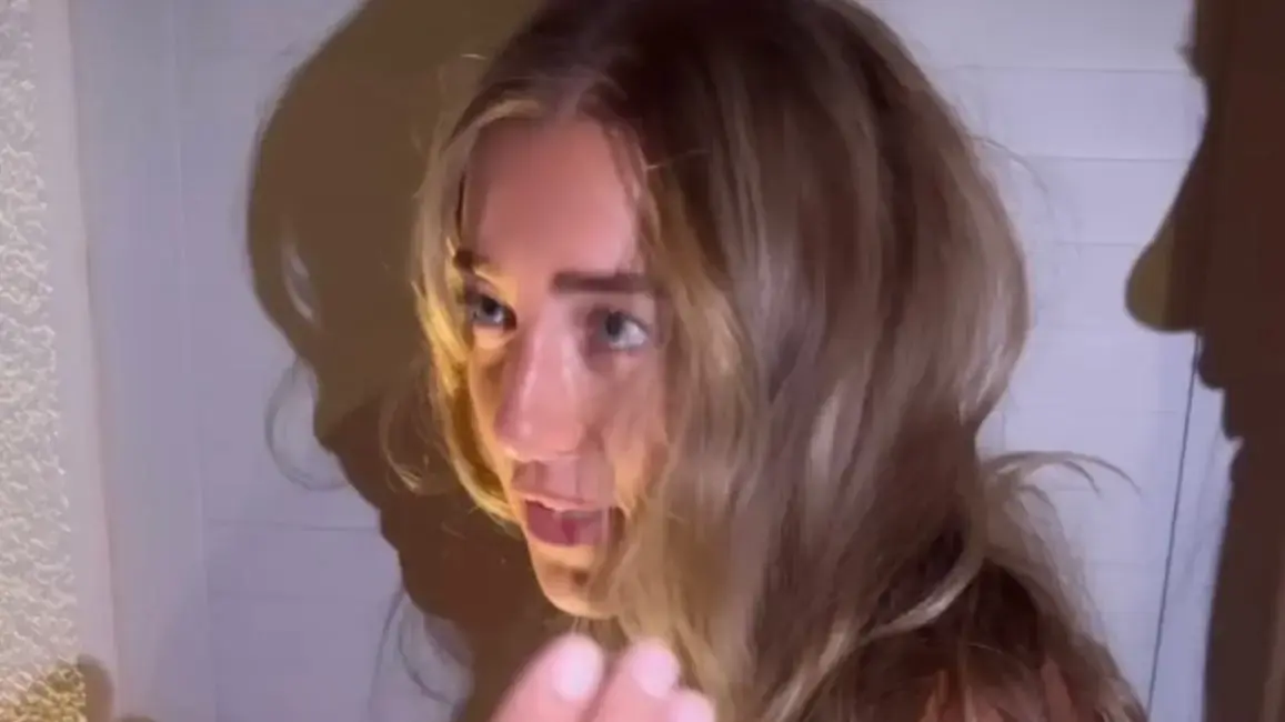 אן זיוי פורצת לחלון הדירה באתונה