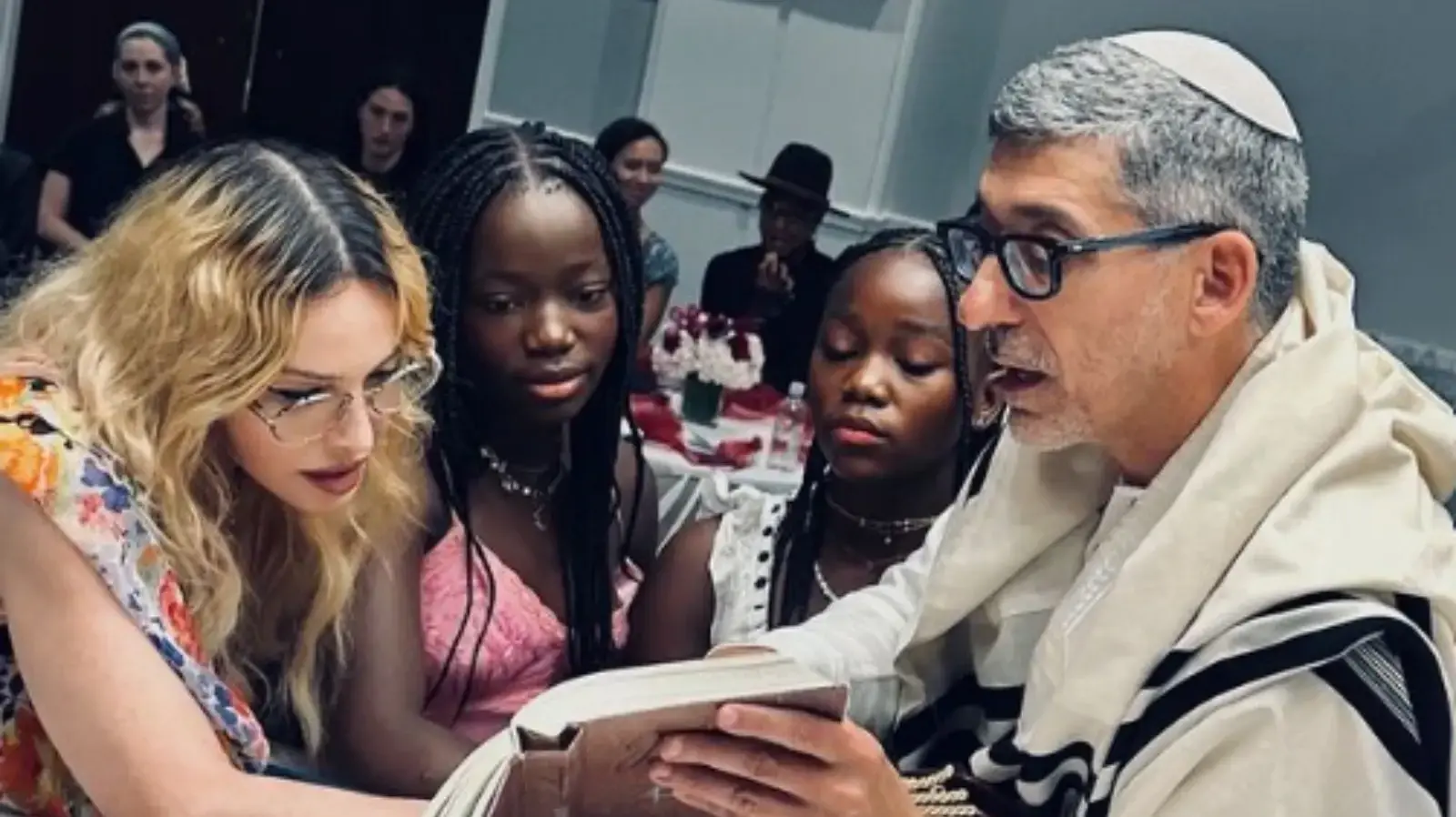 מדונה חוגגת בת מצווה לבנותיה התאומות, אסתר וסטלה