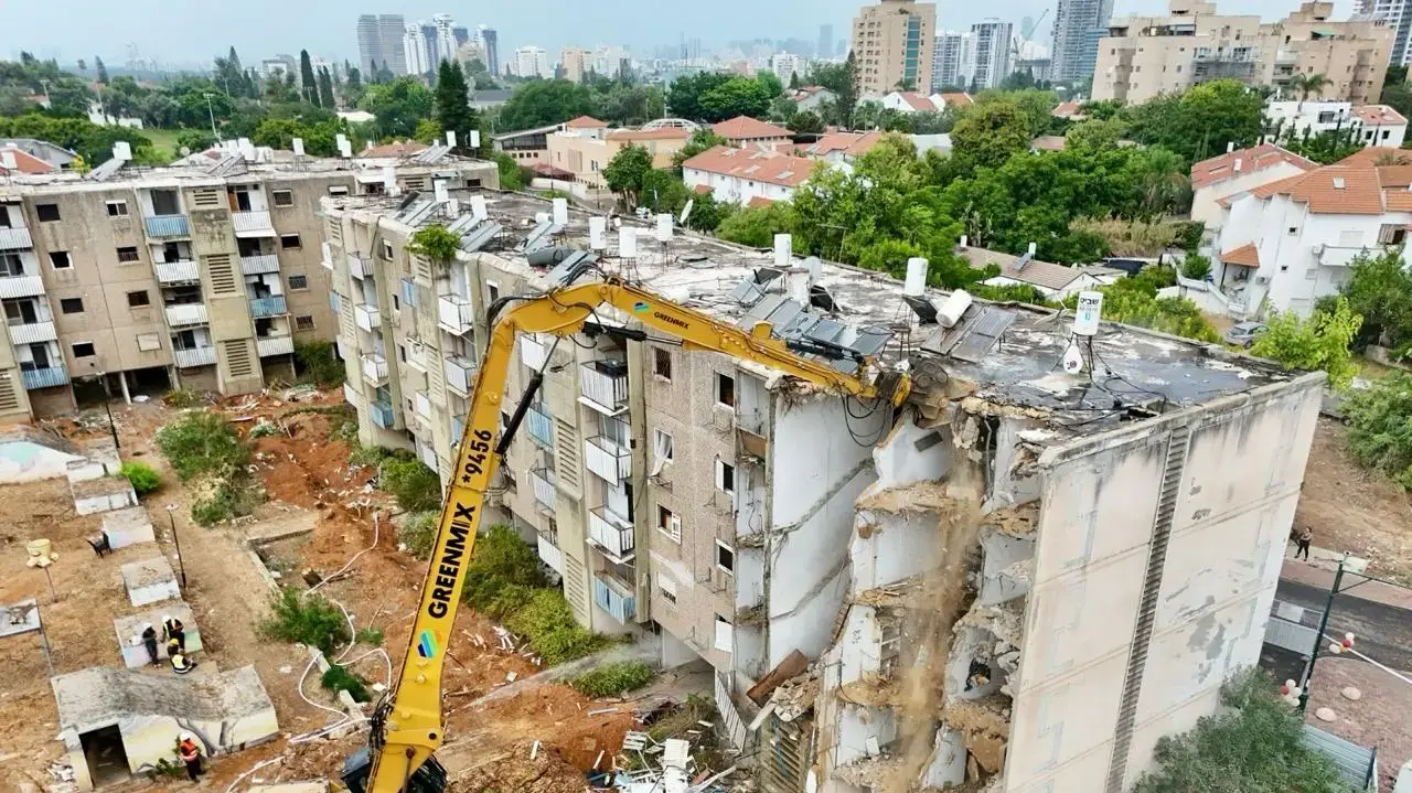 הריסת בניינים ישנים בפרויקט השקד בקרית אונו