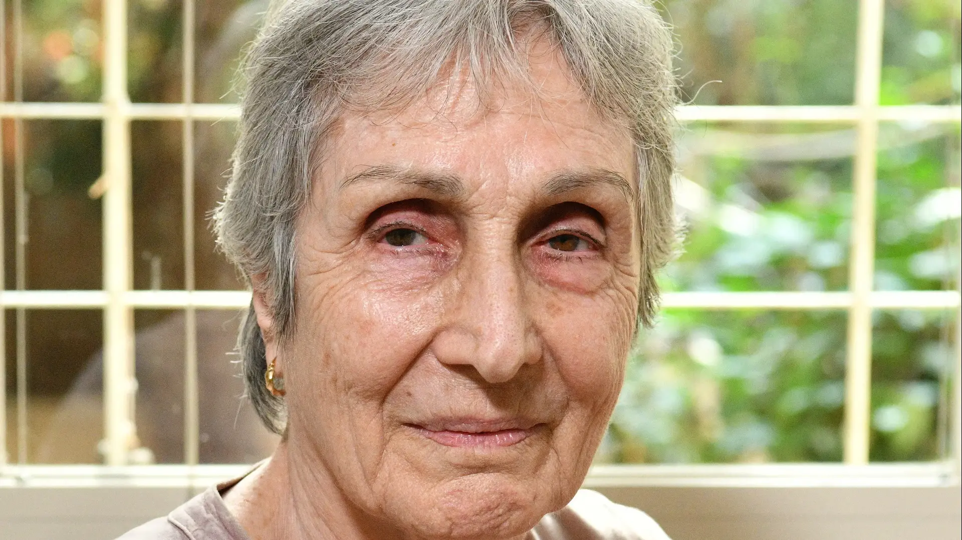 הבמאית וזוכת פרס ישראל לתיאטרון רנה ירושלמי בביתה בתל אביב, 10 בספטמבר 2024