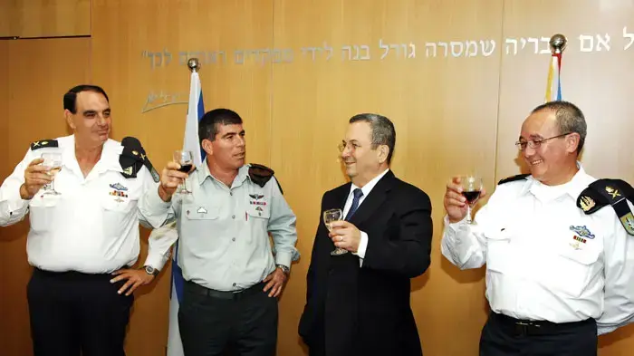מימין לשמאל: אלוך אלי מרום מפקד חיל הים הנכנס, שר הביטחון אהוד ברק, הרמטכל גבי אשכנזי ומפקד חיל הים היוצא דוד בן בעשט