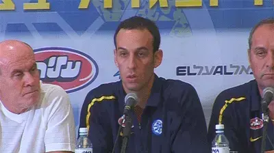 עודד קטש מאמן מכבי תל אביב עם מוני פנאן צביקה שרף
