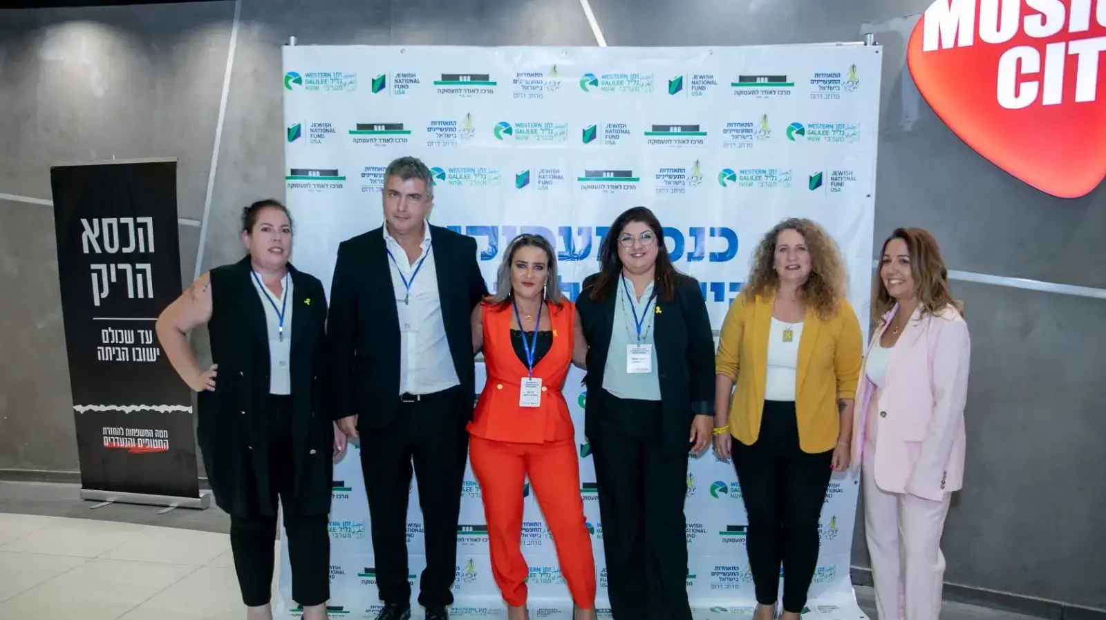 מימין לשמאל: אלה אמויאל, מאיה הומפן לוי, עינב צפאני, קרן כהן, חן אביטן, דנה שדה אופיר.