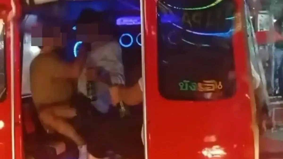 סקס ברביעייה בתוך טוקטוק בפוקט, תאילנד