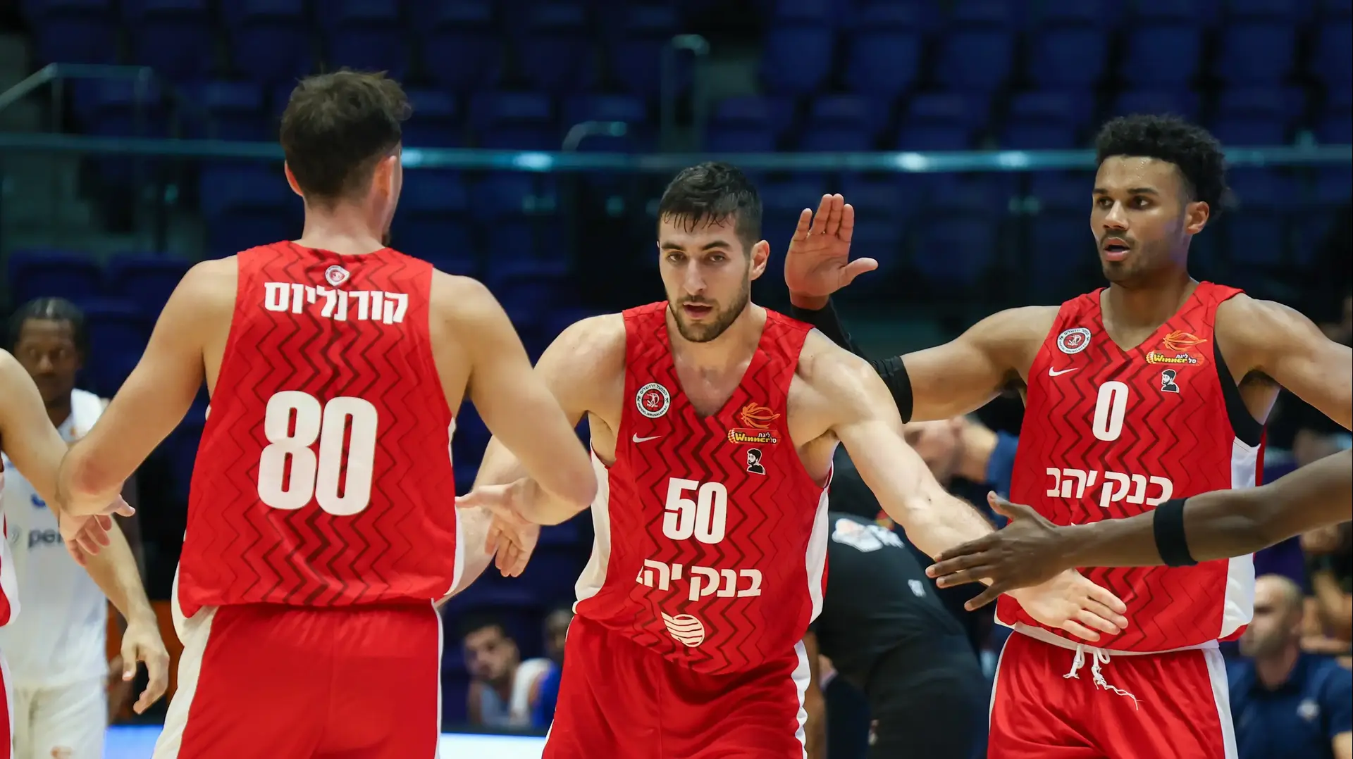 שחקן הפועל ירושלים יובל זוסמן עם אור קורנליוס, ג'סטין סמית'