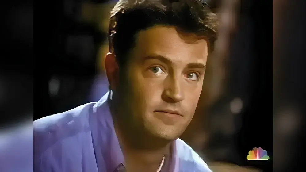 מת'יו פרי בפרומו לסדרה "חברים" מ-1995