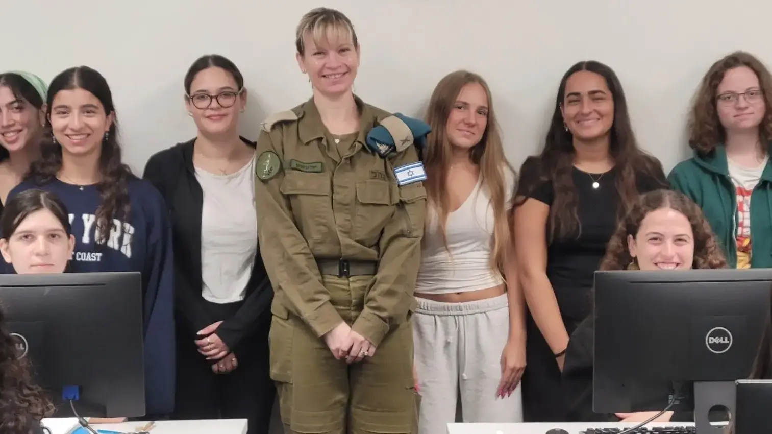 תת אלוף יעל גרוסמן עם משתתפות במכינת ניצנים בוט קמפ