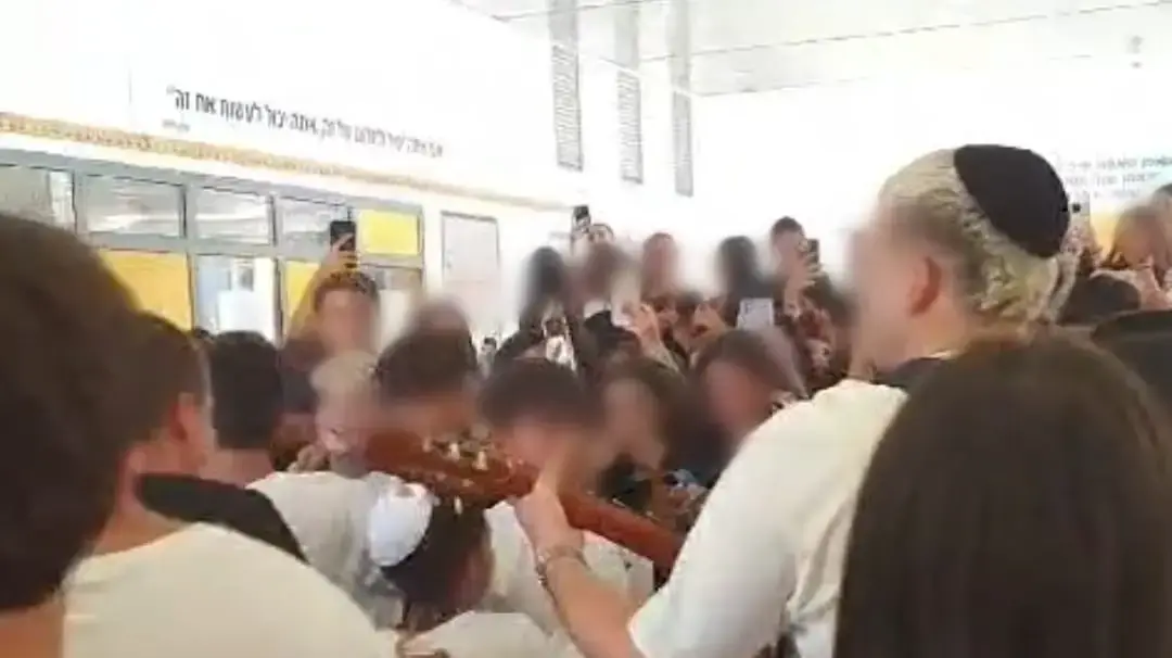 מהומה בתיכון זילברמן תלמידה קראה לחיילי צה״ל רוצחים ואף תקפה תלמידים שבני משפחותיהם נרצחו ב-7 באוקטובר