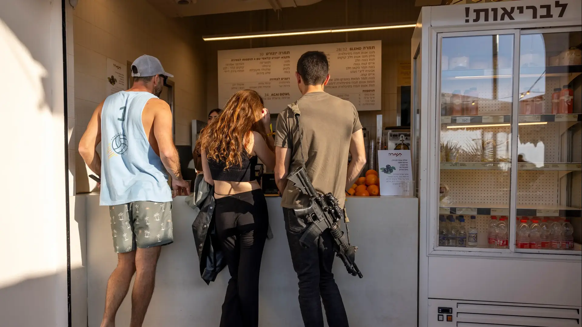 צעירים ממתינים בתור לבית קפה, תל אביב