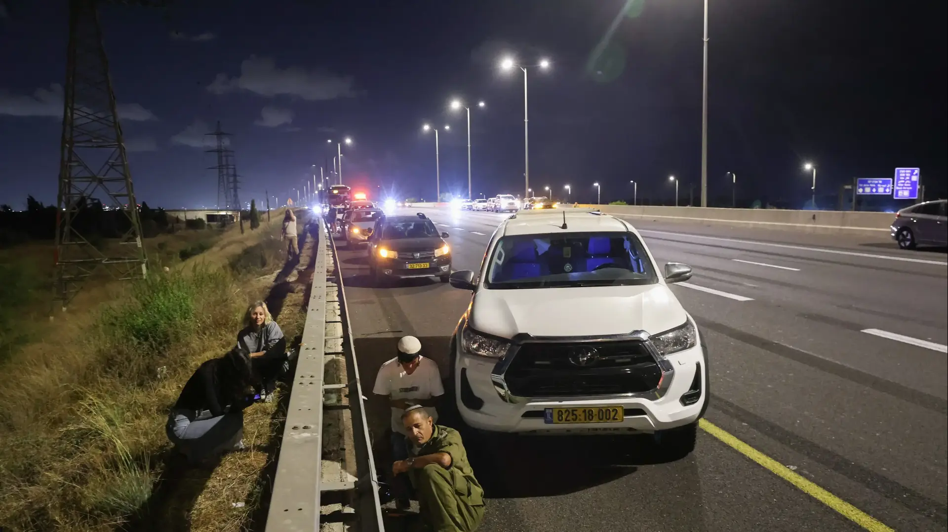 אנשים תופסים מחסה בעת אזעקה לאחר ירי טילים מאיראן, 1 באוקטובר 2024 אנשים תופסים מחסה בעת אזעקה לאחר ירי טילים מאיראן, 1 באוקטובר 2024