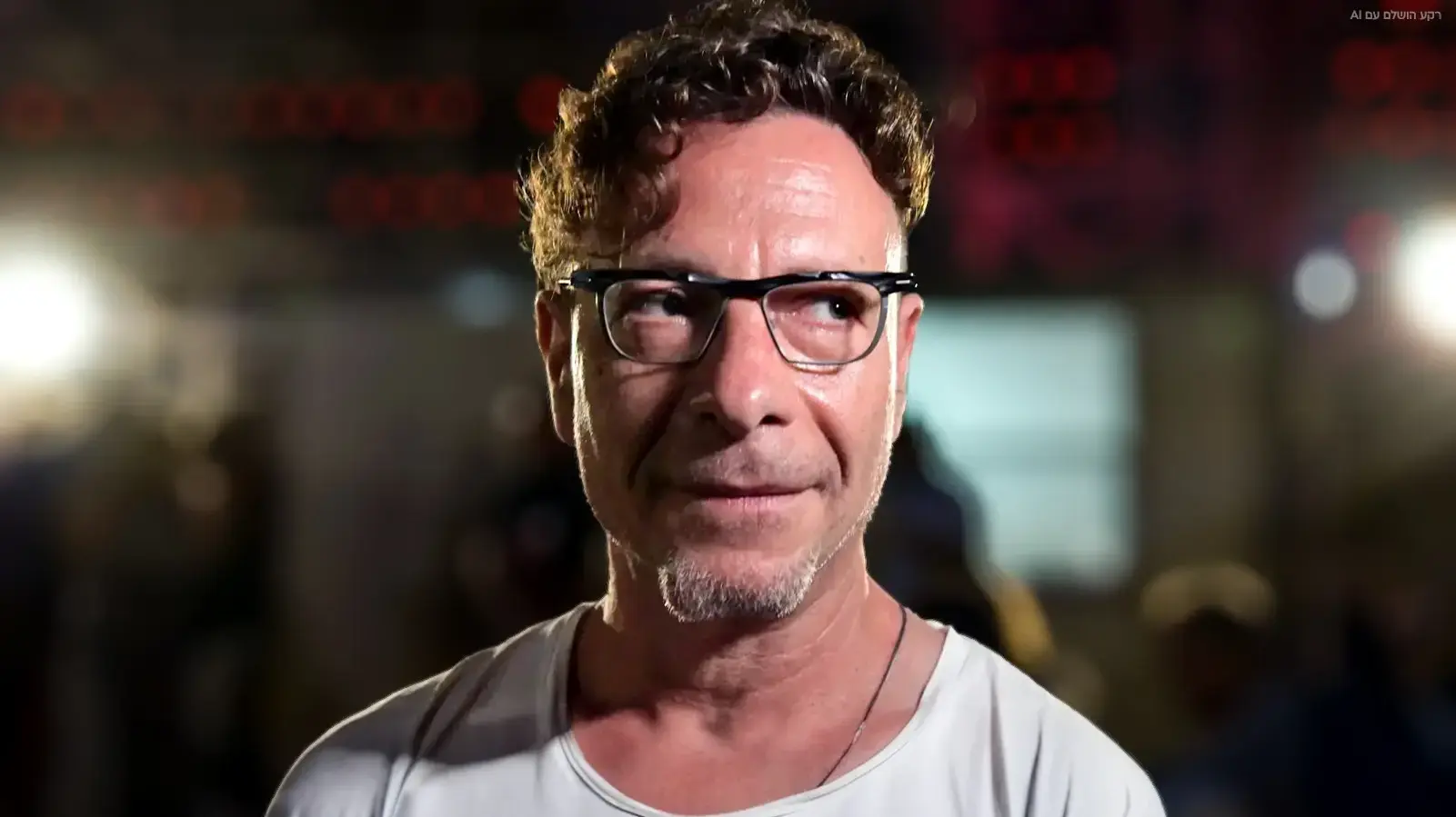 מופע "מאחורי הקלעים" למען עובדי תעשיית המוזיקה בגן צ'ארלס קלור, ערן צור

רקע הושלם עם AI
