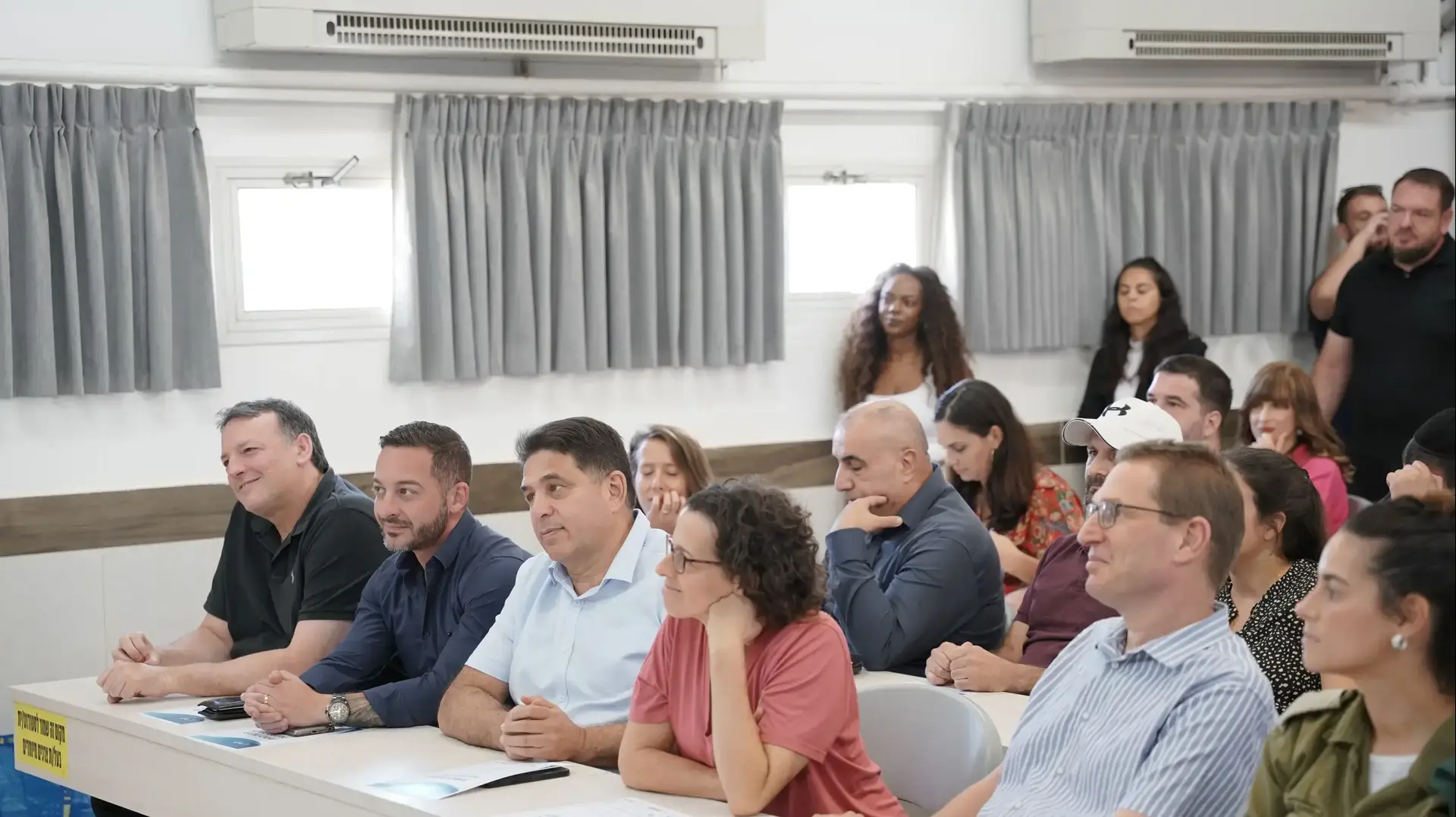 המשתתפים בהרמת הכוסית במכללה הטכנולוגית להנדסאים באר שבע