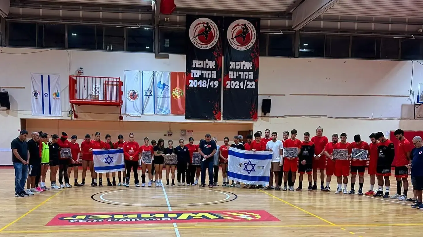 קבוצות הגברים והנשים של הפועל אשדוד ביום השנה ל-7.10 קבוצות הגברים והנשים של הפועל אשדוד ביום השנה ל-7.10