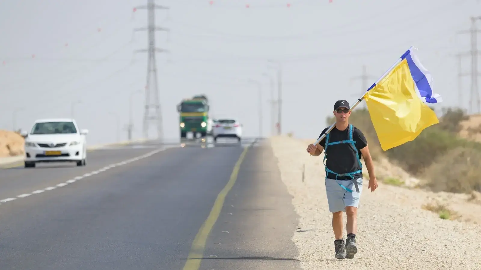 פרופ' עידו בר זאב צועד מבאר שבע לשדה בוקר כדי לעורר מודעות לחטופים