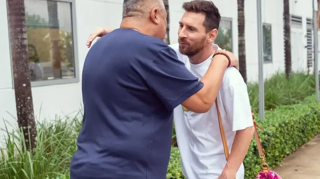 ליאונל מסי ויו"ר ההתאחדות הארגנטינאית, קלאודיו "צ'יקי" טאפיה ליאונל מסי ויו"ר ההתאחדות הארגנטינאית, קלאודיו "צ'יקי" טאפיה