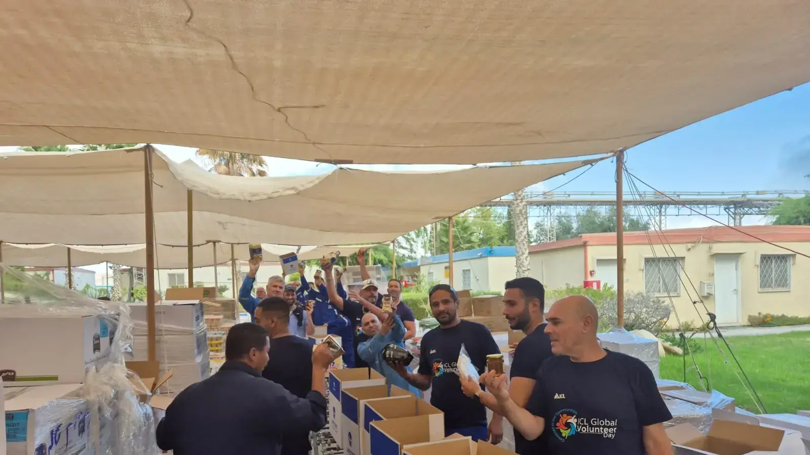 עובדי ICL ארזו חבילות מזון לחג בשיתוף ״לתת״