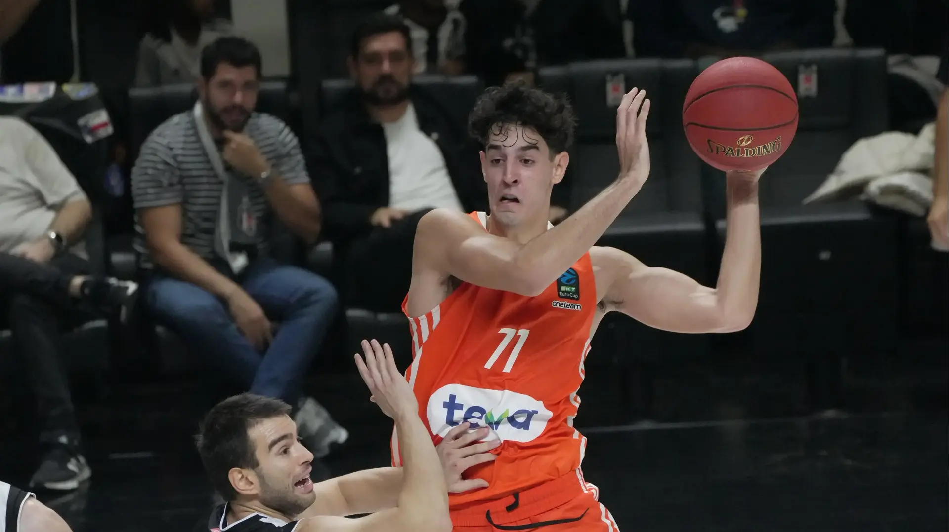 בן שרף במדי אולם