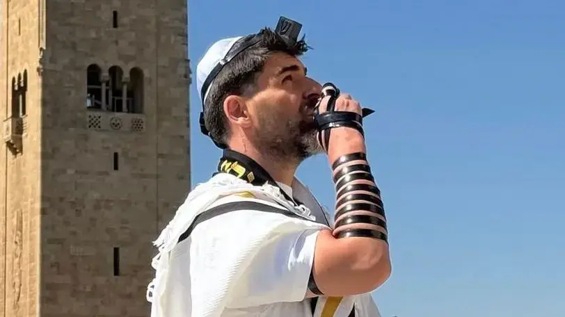 רותם כהן מניח תפילין