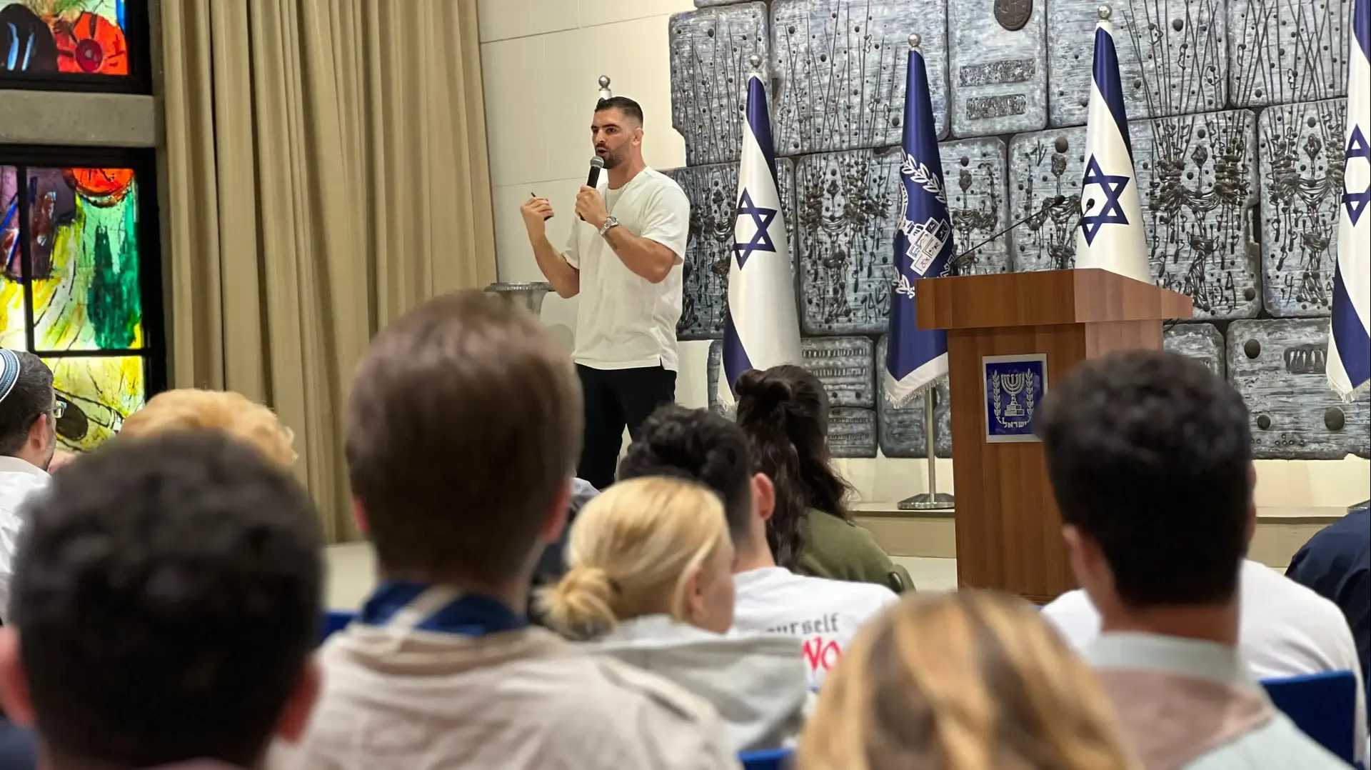 פיטר פלצ'יק נושא דברים בפני בני נוער בבית הנשיא