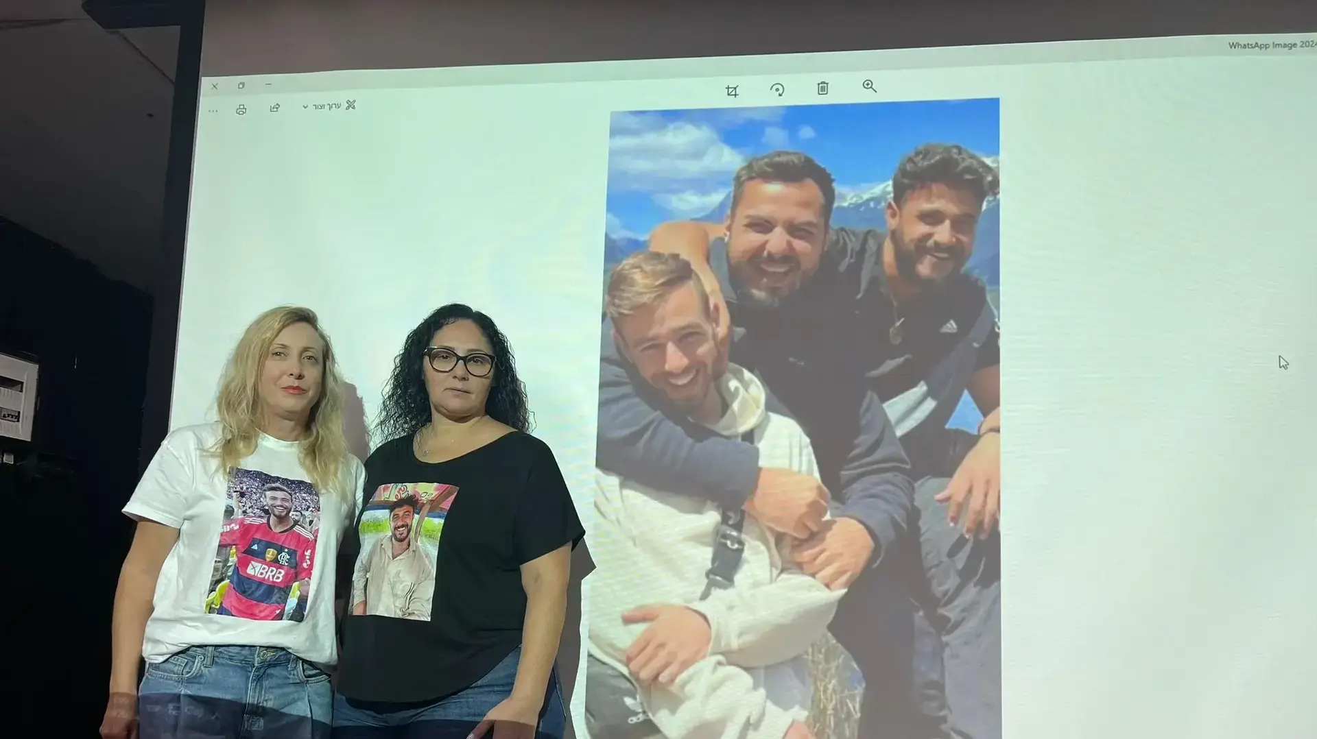 נטלי אימא של נדב ברטל ז״ל וליאת אימא של אופק רביע ז״ל במפגש עם תלמידי תיכון מקיף יהוד