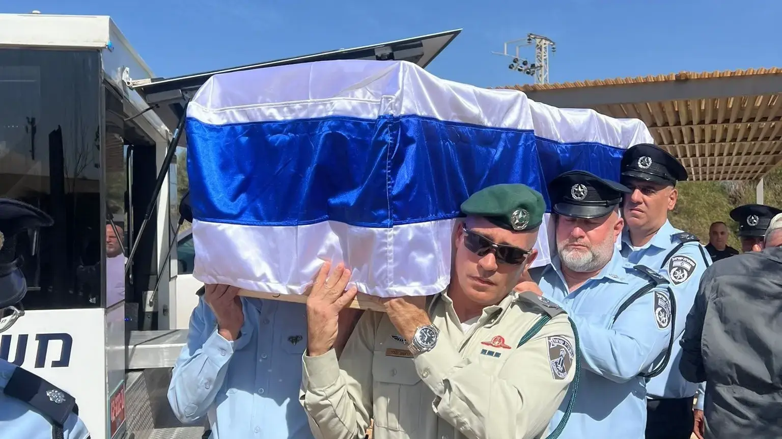 ארונו של טרנר בהלווייתו