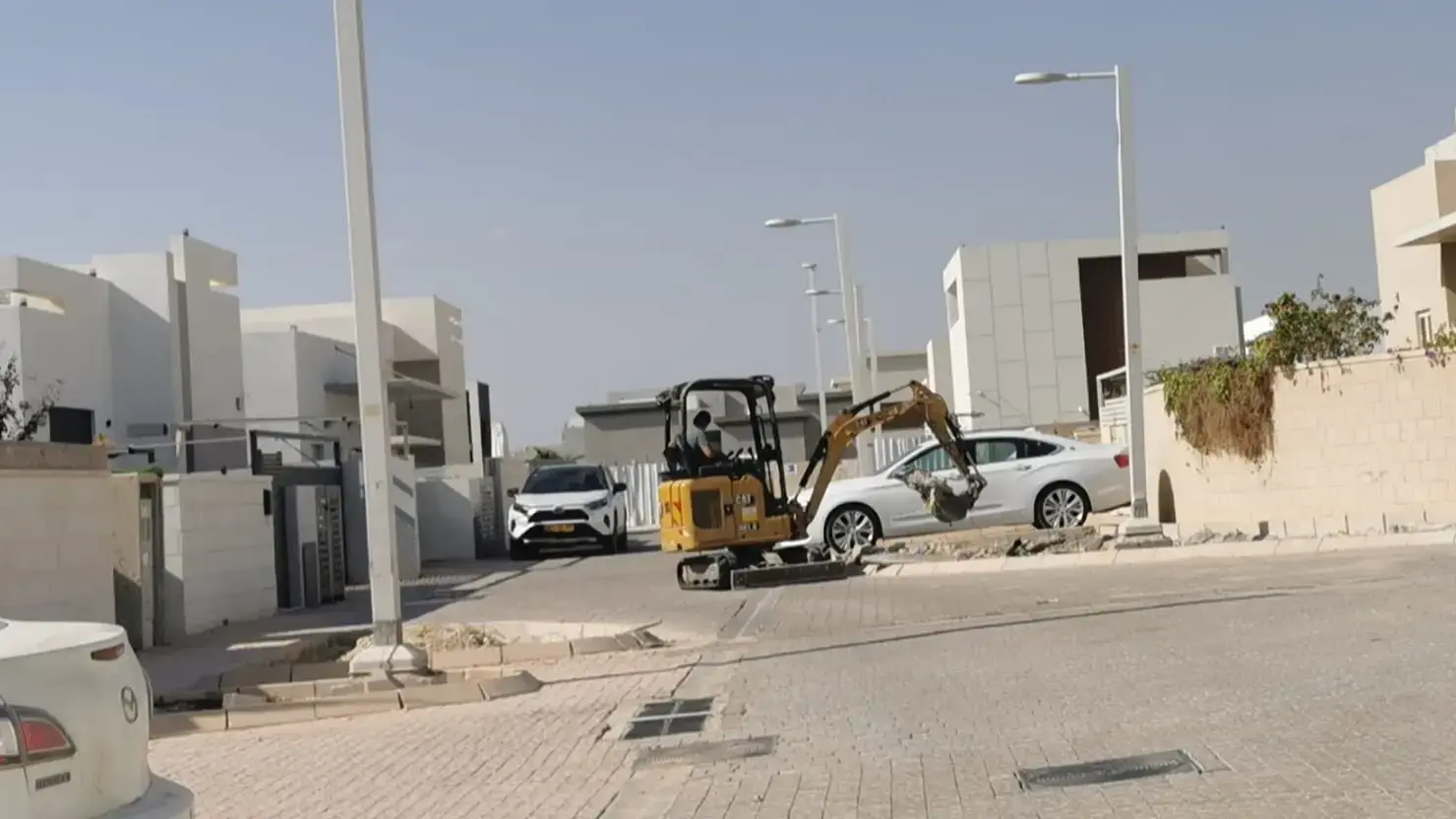 כלים הנדסיים מרימים את הריצוף בשכונת כלניות בבאר שבע