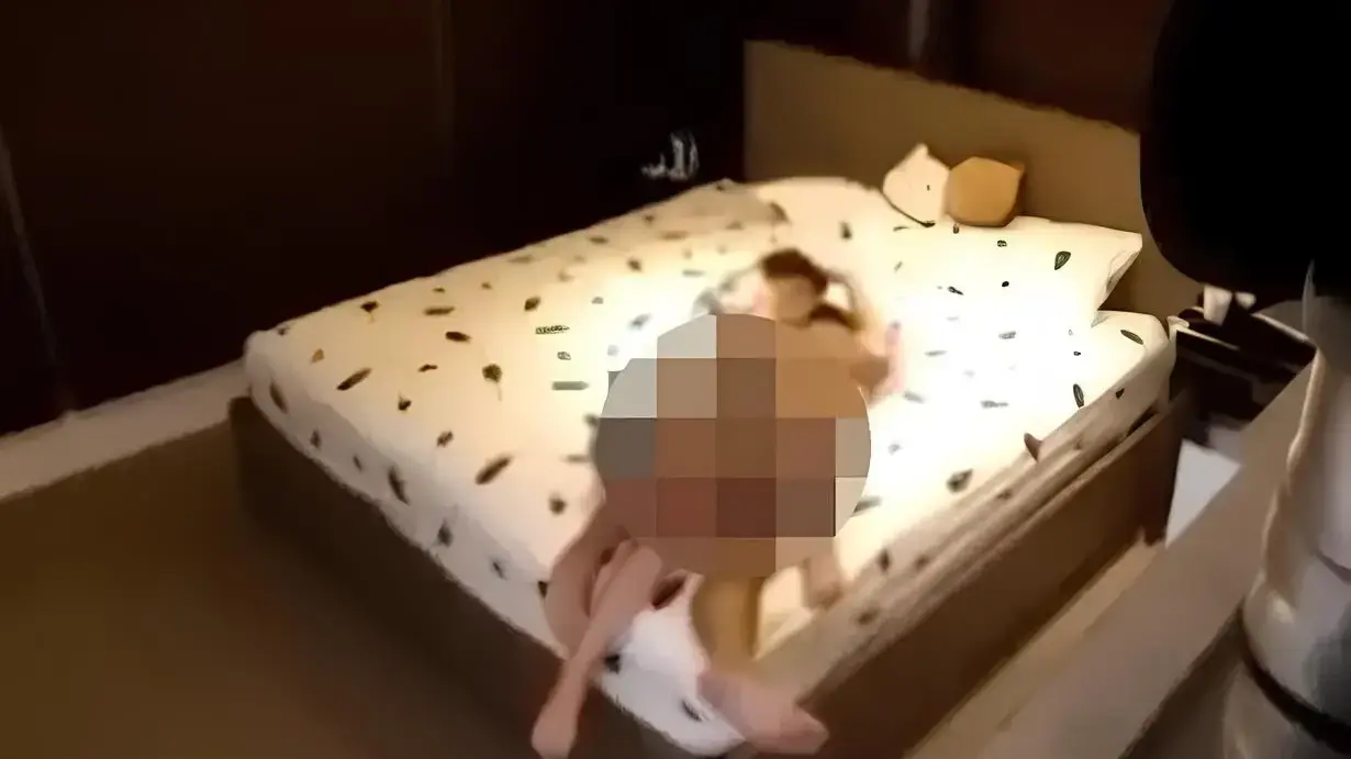 אישה בוגדת בארוס שלה עם הגיס שלה