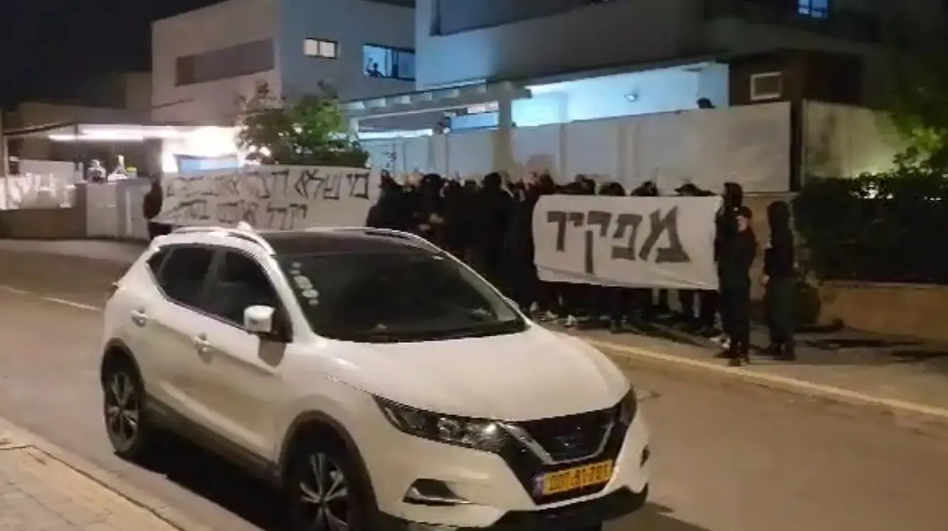 מחאת אוהדי מכבי חיפה מול ביתו של המנכ"ל איציק עובדיה