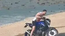 ישראלי רכב עם אופנוע בחוף קאמלה בפוקט, תאילנד ונעצר