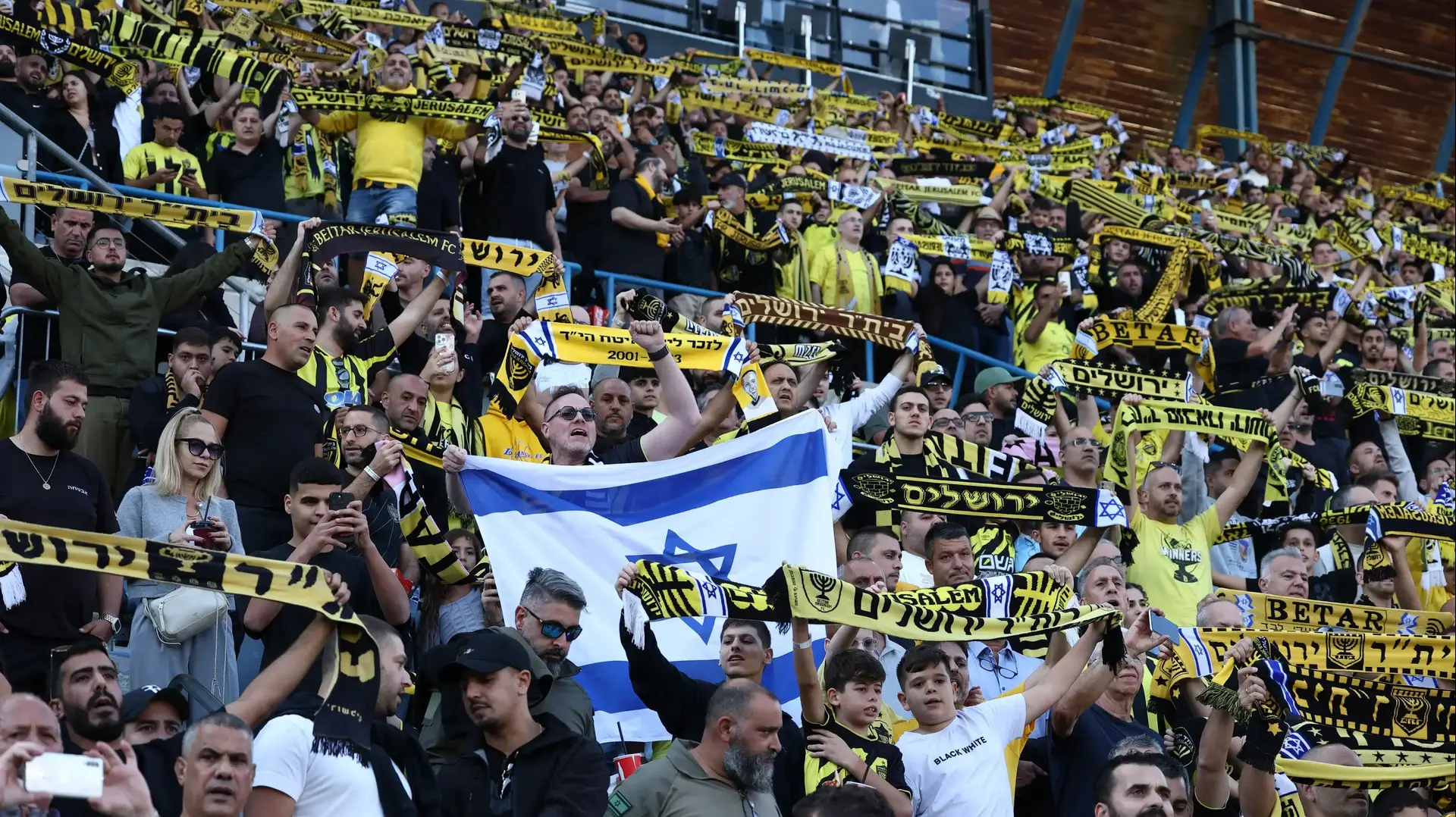 אוהדי בית"ר ירושלים עם משפחתו של אחסאן דקסה