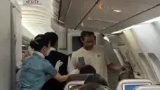 נוסע ניסה לפתוח את דלת החירום בטיסת קוריאן אייר
