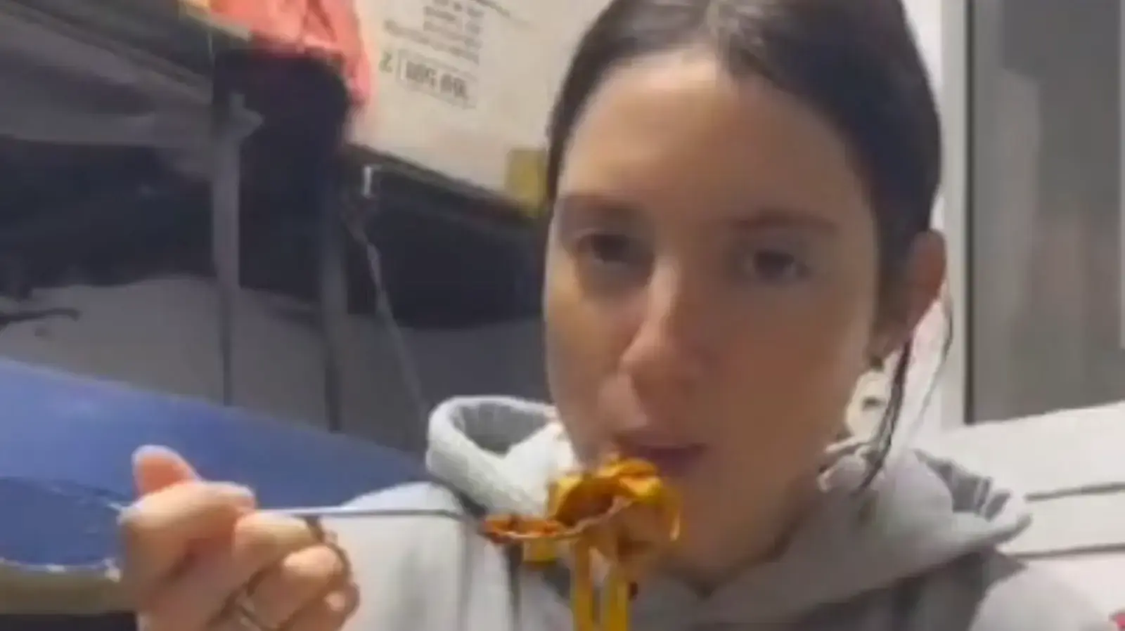 אליאנה תדהר בממ"ד עם אימה, לי בירן והילד