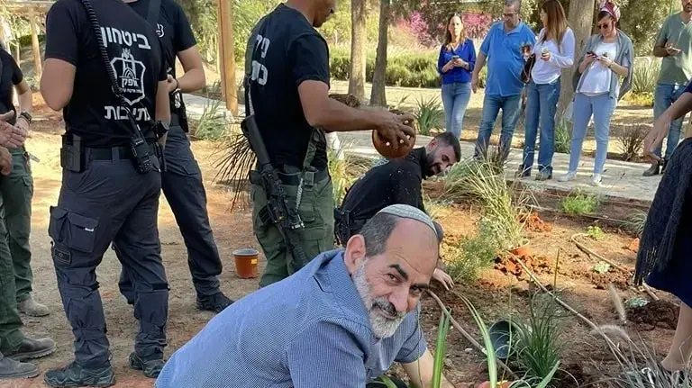 נטיעות בעין השלושה