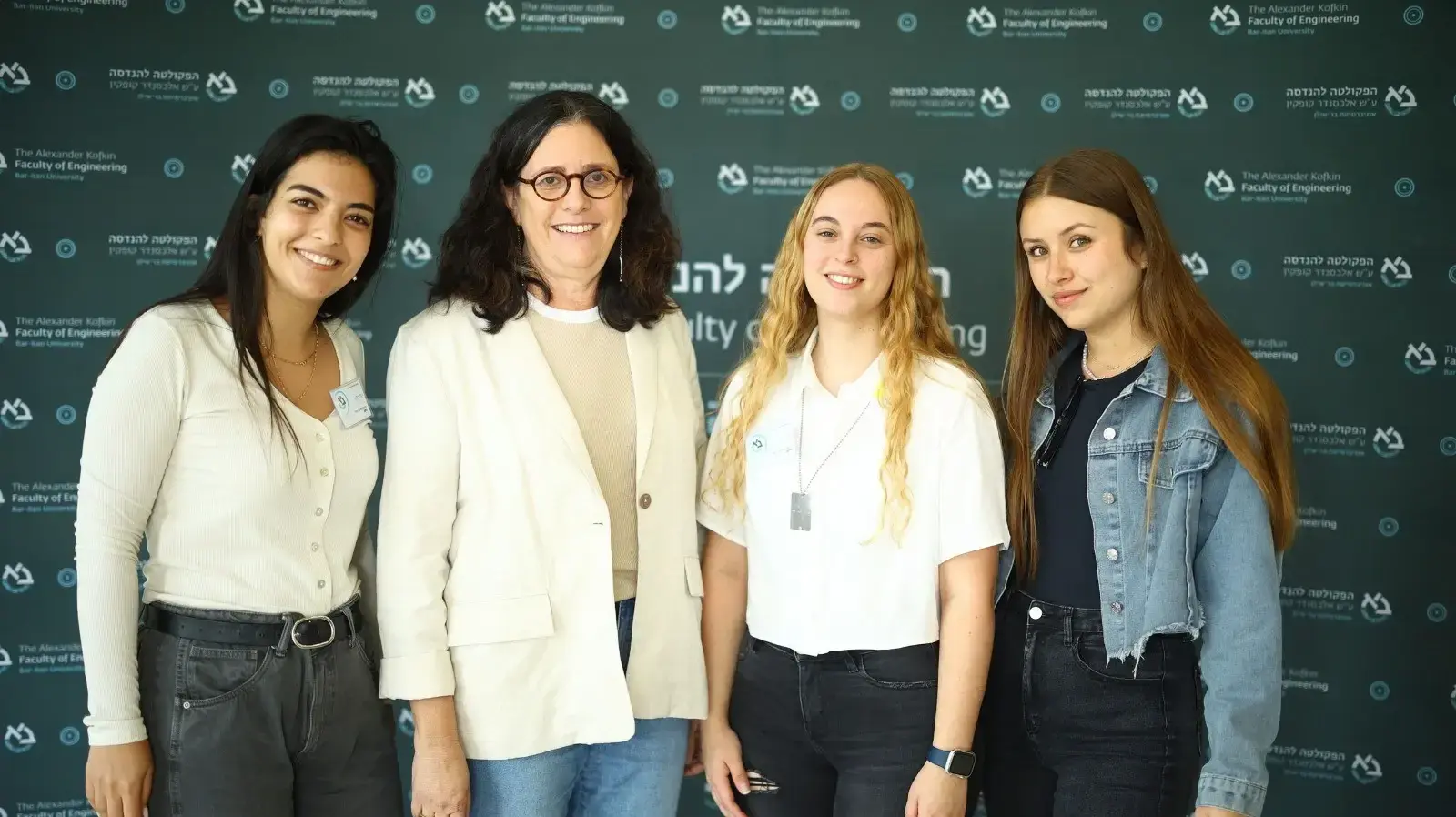 מימין לשמאל: סטודנטיות משרתות מילואים, בקי חנט, רון שלו, הדיקנית פרופ' אורית שפי,  יעל כהן