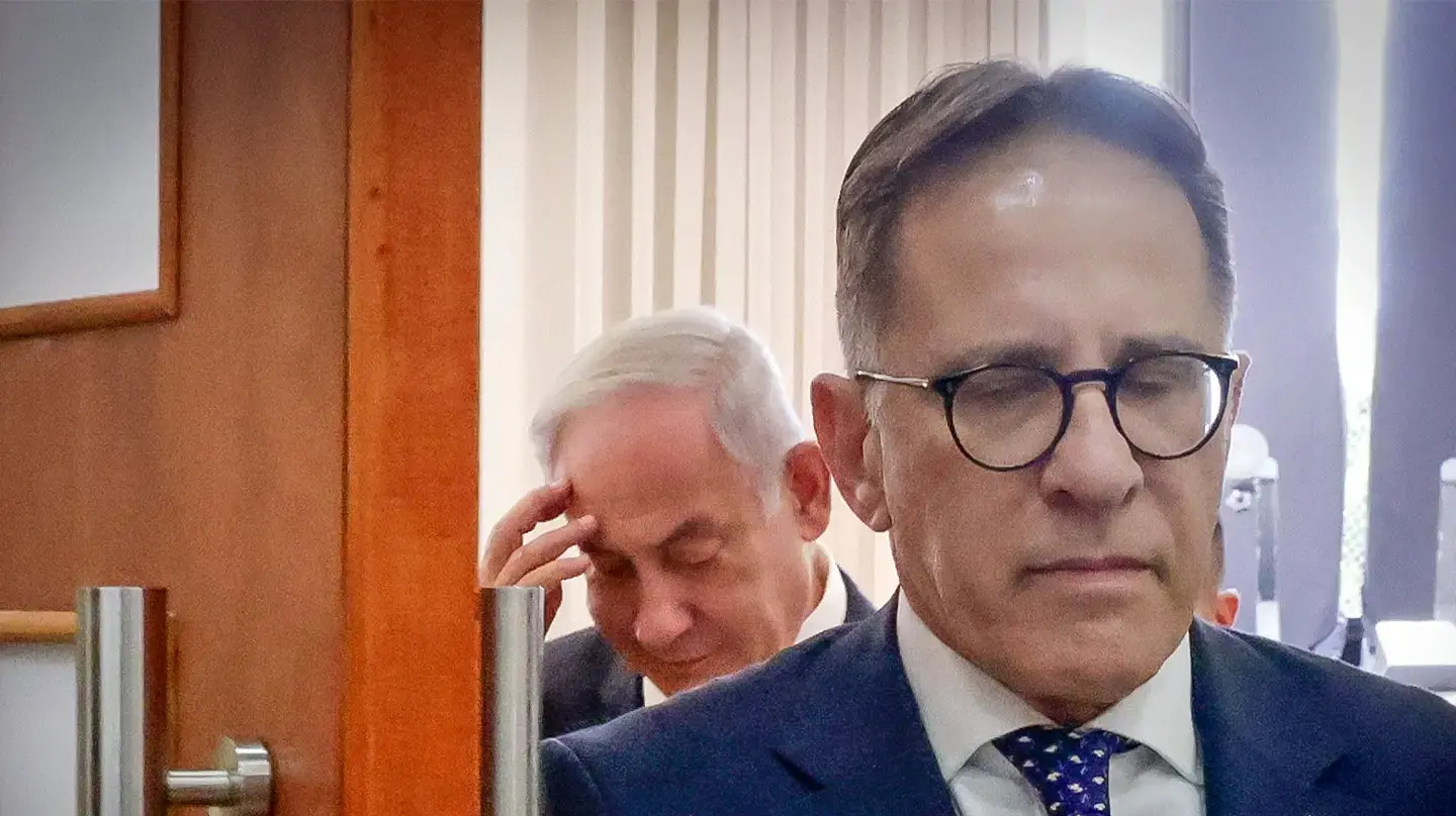 ראש סגל של לשכת רה"מ צחי ברוורמן וראש הממשלה בנימין נתניהו בבית המשפט המחוזי בירושלים בבואו להאזין לעדותו של איש העסקים ארנון מילצ'ן במשפט השחיתות בתיק 1000
23 ביוני 2023