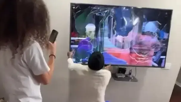 מהמר מפרק טלוויזיה אחרי ההפסד של מייק טייסון מהמר מפרק טלוויזיה אחרי ההפסד של מייק טייסון
